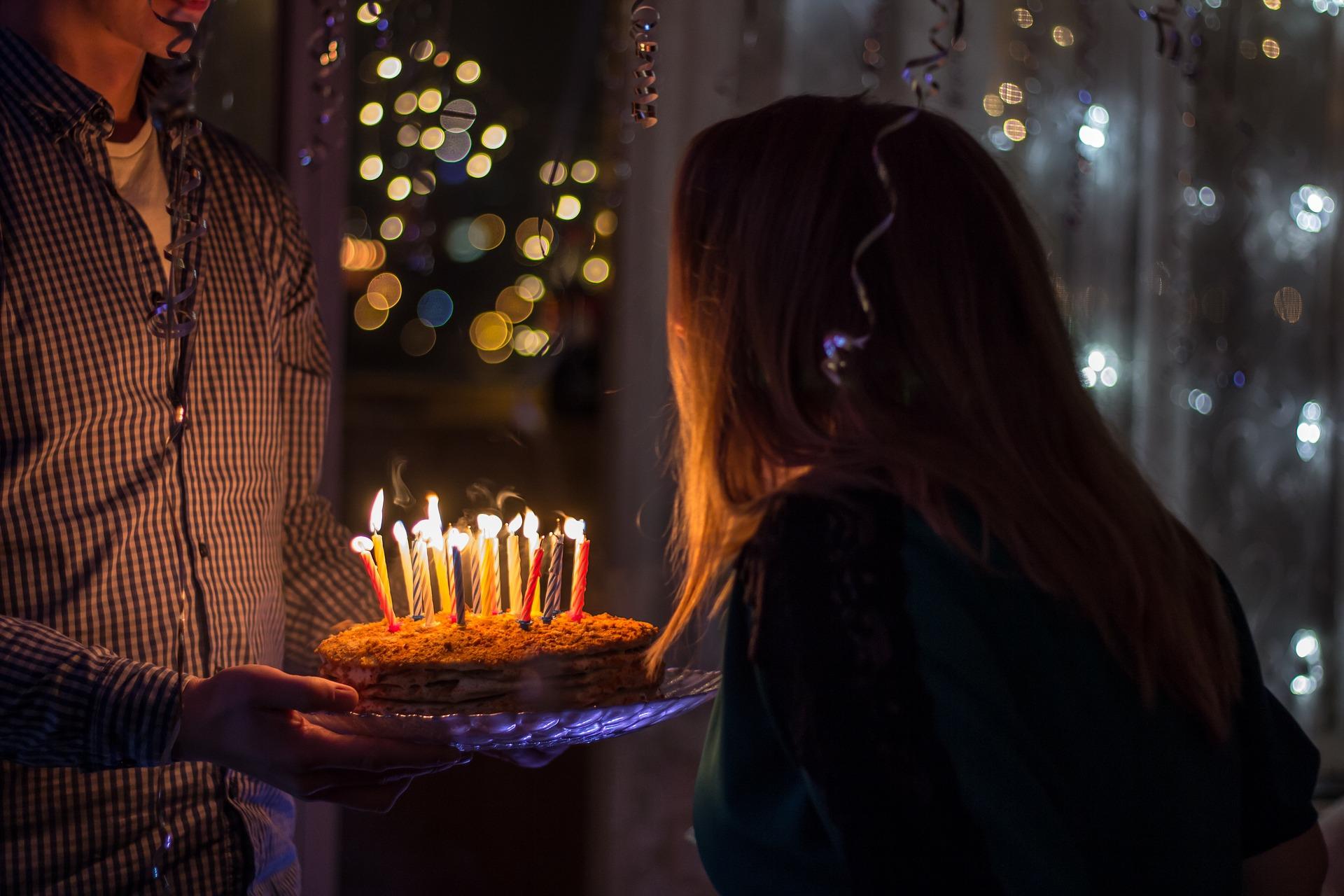 Pourquoi souffle-t-on des bougies à son anniversaire ?